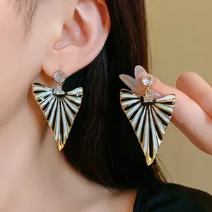 Boucles d'Oreilles Pendantes en Cuivre Strass Triangle Rayé Email Style de Palais Vintage Or Noir Blanc Géométrique pour Femme