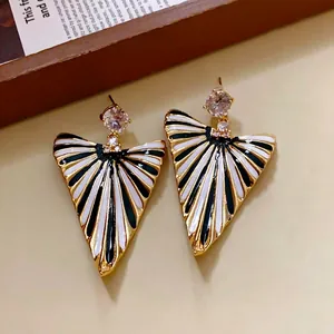 Boucles d'oreilles triangulaires vintage dorées avec rayures noires et blanches