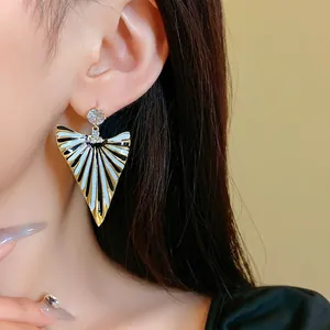 Boucles d'oreilles élégantes en émail à rayures triangulaires avec clous en zircone