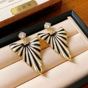 Boucles d'oreilles pendantes vintage en triangle avec rayures, clous en zircon et fini doré