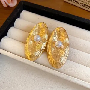 Eleganti orecchini a perno ovali in oro strutturato con perle per donna di moda
