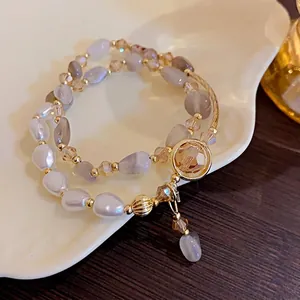 Elegante pulsera multicapa de perlas de estilo francés con detalles dorados