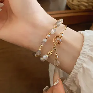 Primer plano elegante de una pulsera de doble capa de estilo francés con perlas