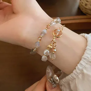 Primer plano de un conjunto de pulseras multicapa de lujo con perlas y cristales finos