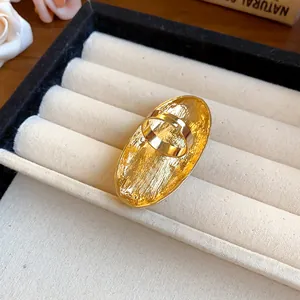 Vista dettagliata di un anello ovale dorato con finitura testurizzata e fascia regolabile