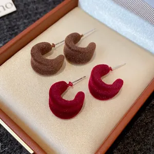 Orecchini a lobo minimalisti floccati a forma di C in velluto marrone e bordeaux