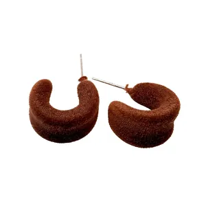 Orecchini a lobo a forma di C floccati marroni minimalisti con perni in argento per l'inverno