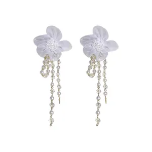 Orecchini a fiore bianchi con nappine lunghe, perle eleganti e cristalli lucenti