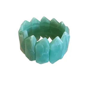Elegant green marbled resin faceted stretch bracelet with a minimalist chic design