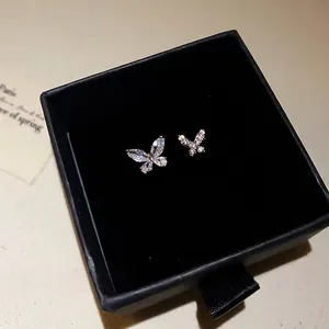 Elegante anello aperto a farfalla in zircone in una lussuosa confezione regalo nera
