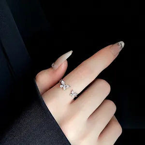 Elegante anello regolabile a farfalla in argento con pietre di zircone scintillanti