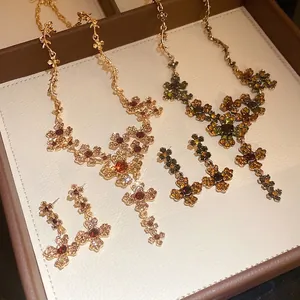 Vintage Palast Schmuckset mit funkelndem Strass-Blumenanhänger Halskette und Ohrringen