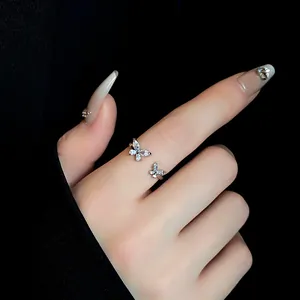 Elegante vista ravvicinata di un anello a farfalla in zirconia scintillante sull'indice
