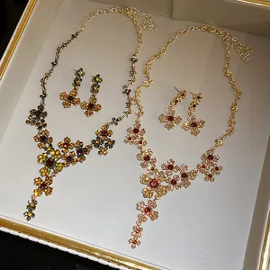 Exquisites Vintage-Schmuckset mit floralen Strasssteinen, Halskette und Ohrringen in Box