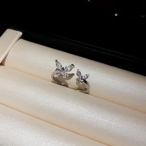 Dettaglio di un elegante anello aperto a farfalla in argento con pietre di zircone