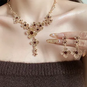 Vintage Hofstil Strass Blume Halskette und Ohrringe Set von Modell getragen
