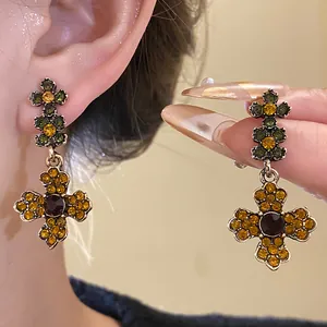 Nahaufnahme von Vintage-Ohrringen mit Kristallblumen und bernsteinfarbenen Steinen
