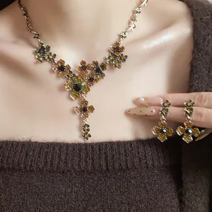 Exquisites Nahaufnahme-Detail eines Vintage-Blumen-Strass-Halsketten- und Ohrring-Sets am Modell