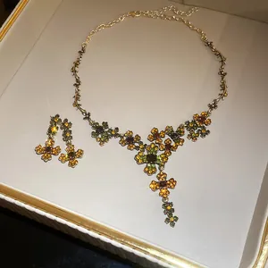 Detailansicht des Vintage-Halsketten- und Ohrring-Sets mit floralen Strasssteinen