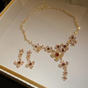 Vintage-Blumenschmuckset mit Halskette und Ohrringen, rote Strasssteine Detail