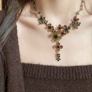 Detailaufnahme einer Vintage-Halskette im Palaststil mit bunten Strassblumen