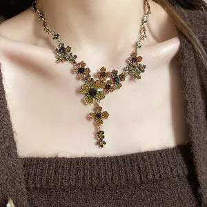 Elegante Detailansicht einer Vintage-Halskette mit bunten Strasssteinen an einem Model