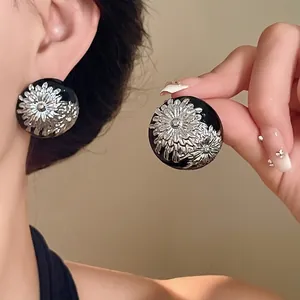Pendientes de botón vintage de esmalte negro floral con aguja de plata