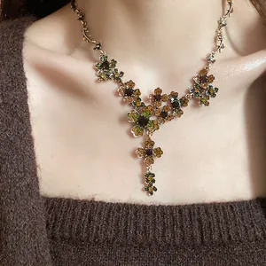 Nahaufnahme einer Vintage-Blumenhalskette mit Strasssteinen im eleganten Palaststil