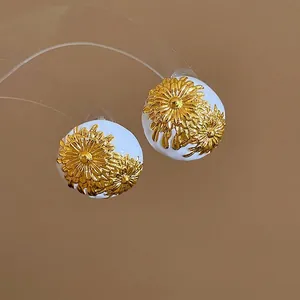 Pendientes retro blancos con relieve floral de crisantemo dorado y diseño elegante