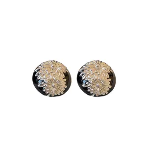 Elegantes pendientes vintage de esmalte negro con motivos de margaritas plateadas