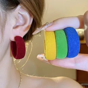 Fashionable colorful velvet flocked C-shaped hoop earrings for women with silver needle