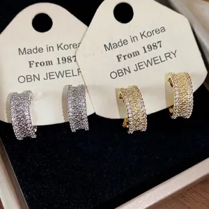 Clips d'oreilles larges en plaqué or 18 carats avec zircons