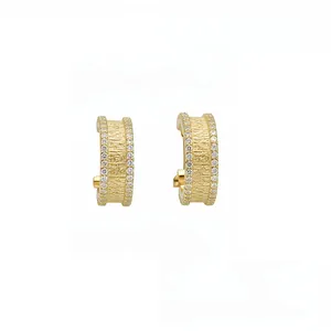 Clips d'oreilles en zircon plaqué or 18 carats avec finition texturée et pierres