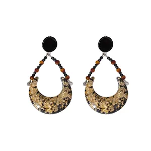 Élégantes boucles d'oreilles croissants en résine vintage avec feuilles d'or et perles