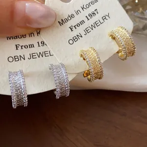 Vue détaillée de clips d'oreilles circulaires en zircon plaqué or 18k et argent