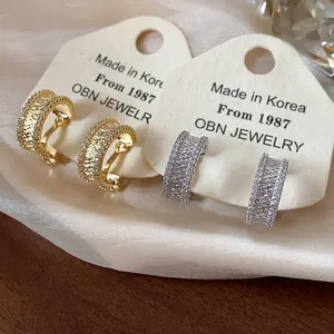 Vue détaillée de boucles d'oreilles à clip de luxe plaquées or 18 carats avec zircone