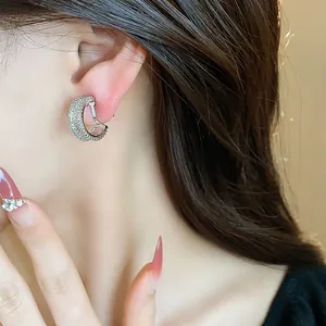 Détail du clip d'oreille rond serti de zircons pour oreilles non percées doré 18 carats