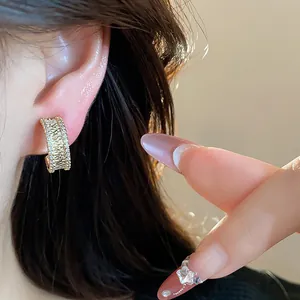 Gros plan d'un clip d'oreille en or 18 carats avec zircon et détails de luxe minimalistes