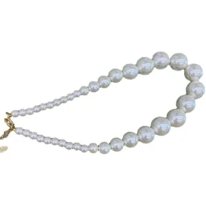 Collana di perle bianche graduate elegante con chiusura dorata regolabile e ciondolo