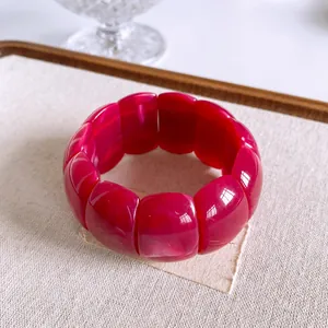 Elegante pulsera elástica con cuentas ovaladas jaspeadas en magenta intenso para joyería de moda