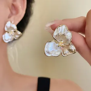 French Vintage Three Petal Flower Stud Earrings For Women Pearlescent White Alloy Gold Edging Elegant Floral Earring With Silver Earring Post