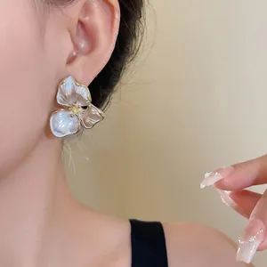 Elegant French retro three-petal flower stud earrings with pearlescent finish