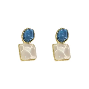 Pendientes cuadrados irregulares minimalistas elegantes con resina azul y crema