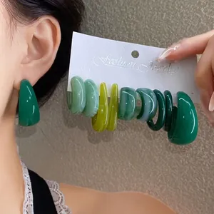 Eleganti orecchini a cerchio minimalisti in acrilico verde a forma di C per donna