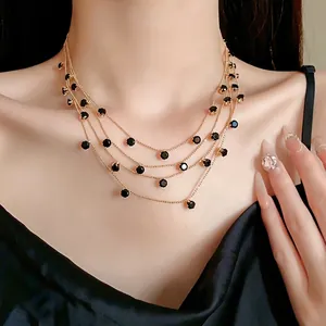 Collier doré élégant à plusieurs rangs avec zircons noirs ronds pour femme