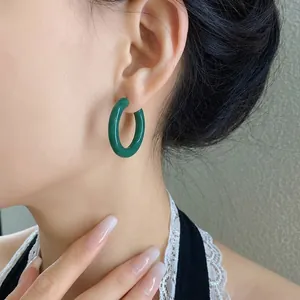 Orecchini a cerchio a C in acrilico verde con perni in argento per l'estate