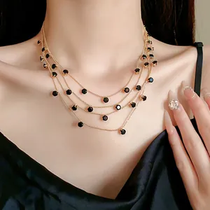 Collier multi-rangs élégant en or avec pierres de zircon noires pour un look luxueux