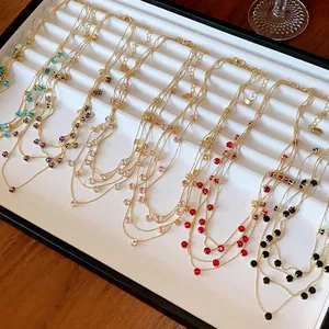Vue détaillée de colliers multi-rangs en oxyde de zirconium de diverses couleurs vives