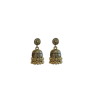 Orecchini a campana intagliati bohémien vintage con perle e nappe in oro antico