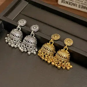 Orecchini Jhumka bohémien vintage con dettagli floreali intagliati e nappe di perline